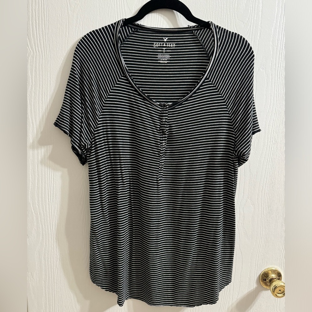 AE Soft and Sexy Tee Black and White Snap Front Size L